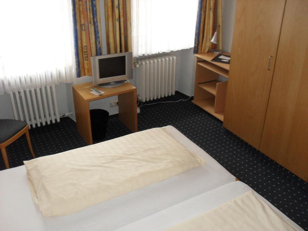 Hotel Am Ceresplatz Мандершайд Екстериор снимка